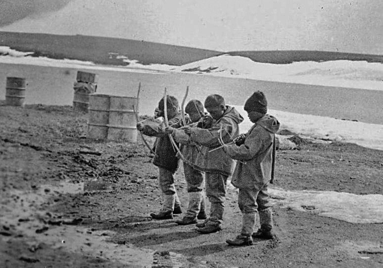 Inuit children were recruited to a school in Shingle Point in the Yukon in the 1920s. General Synod Archives, Anglican Church of Canada, P9901-589.